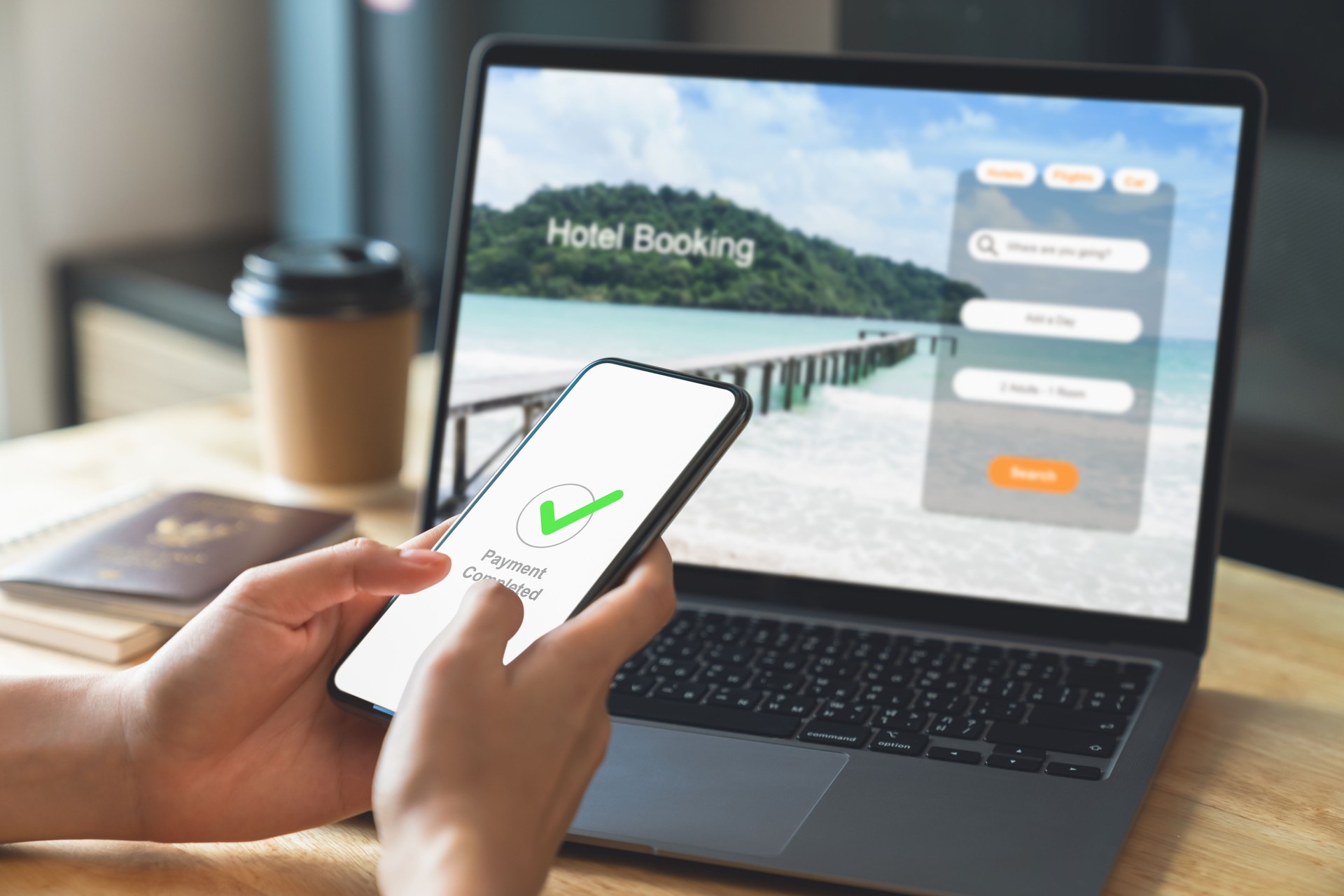 Mano usando computadora portátil y reservando hotel en el sitio web para vacaciones después de un largo trabajo y mensaje de pago completado en el móvil, concepto de vacaciones de verano.