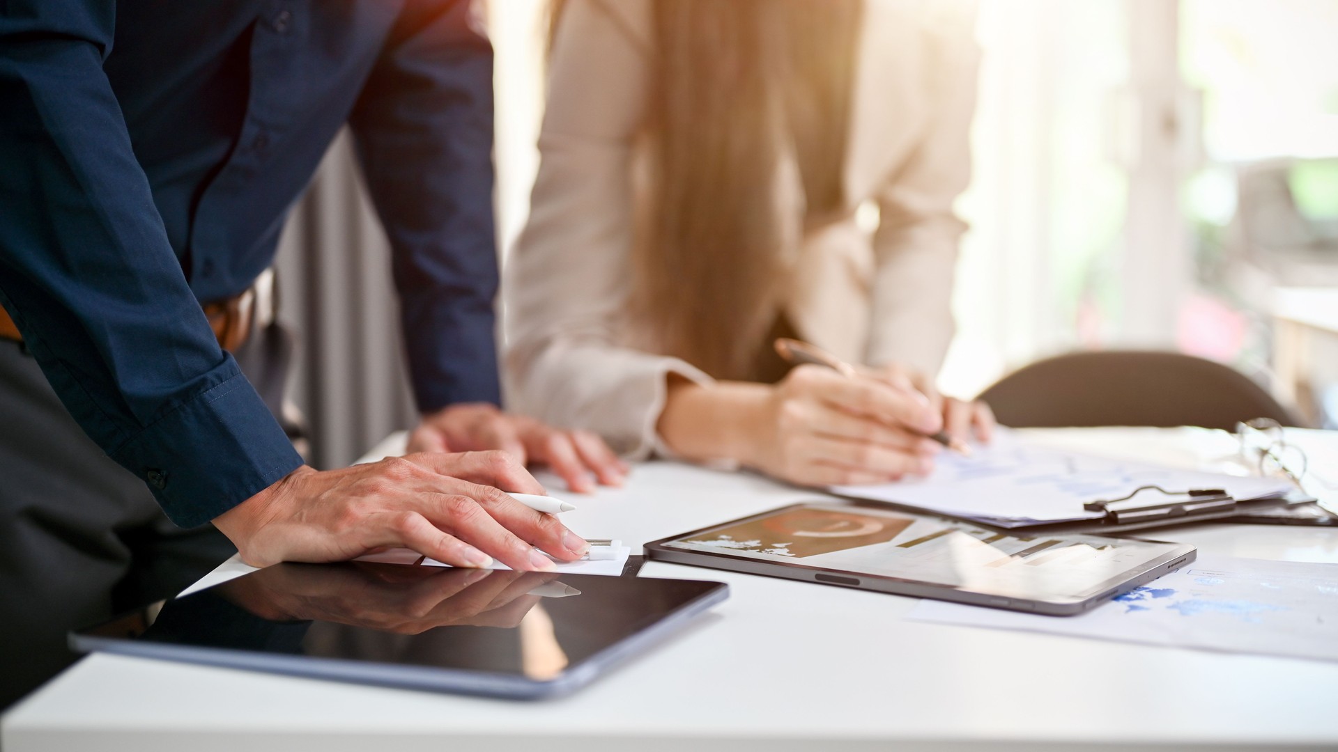 Dos empresarios profesionales para analistas financieros están trabajando en el informe financiero
