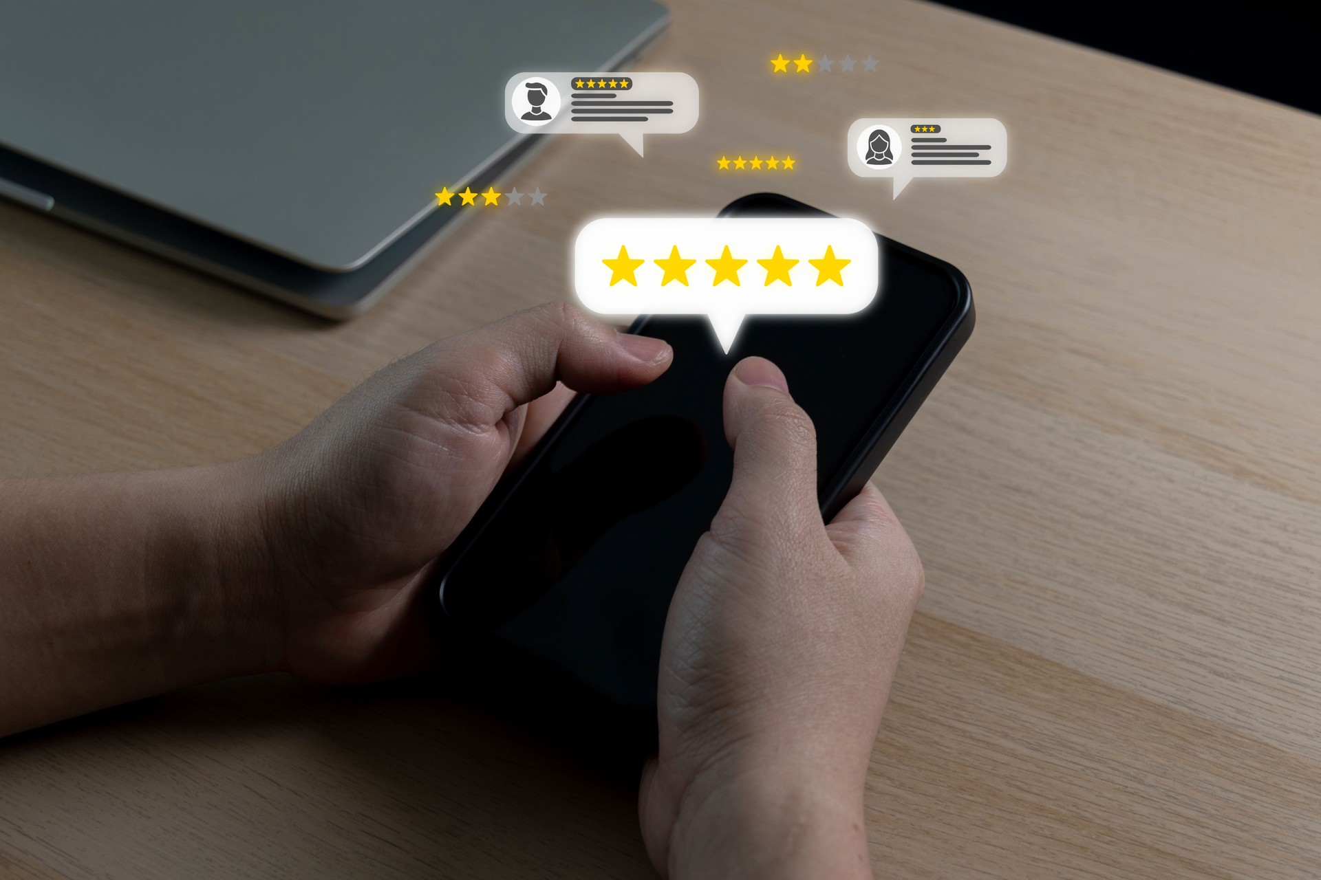 Opinión del cliente. Mano eligiendo el botón de cinco estrellas para revisar la buena calificación del hotel en el teléfono móvil, satisfacción, revisión del hotel y del restaurante, marketing digital, buena experiencia, concepto de revisión del pr