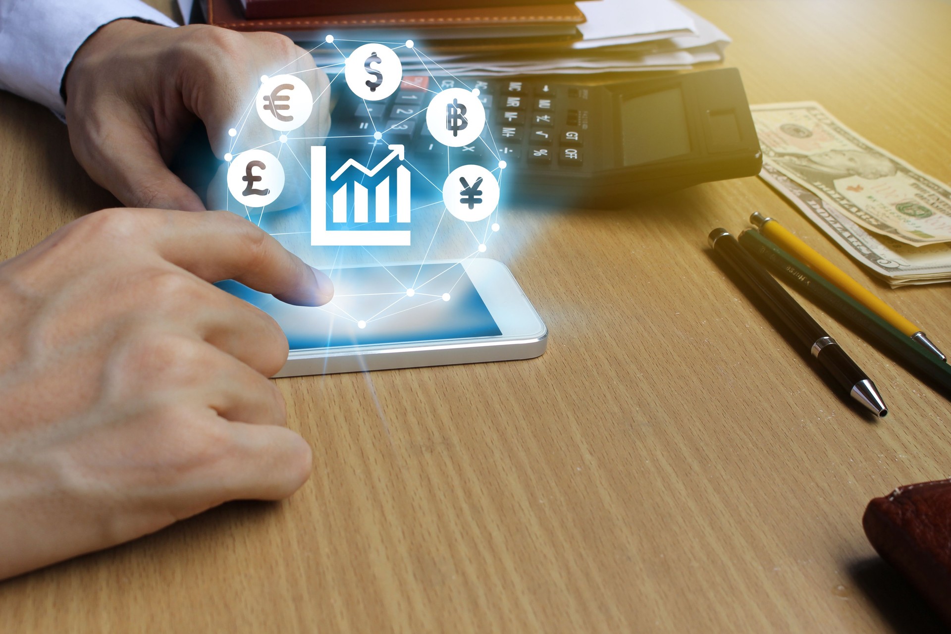 Smartphone de uso empresario con monedas signo símbolo de Fintech sobre la conexión de red en el escritorio de oficina, inversiones financieras concepto de tecnología